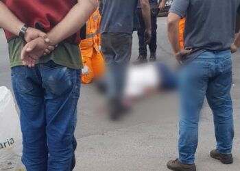 Bombeiros socorrem motociclista com traumatismo craniano após colisão com caminhão