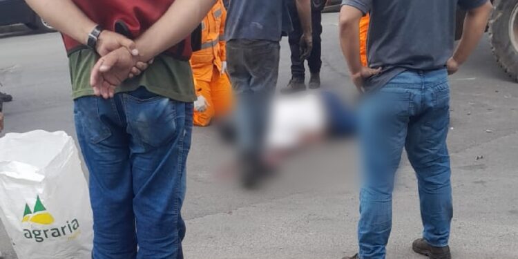 Bombeiros socorrem motociclista com traumatismo craniano após colisão com caminhão