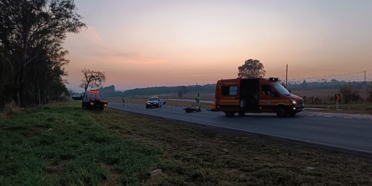 Motociclista sofre acidente na MG 050 e é socorrido pelo Corpo de Bombeiros