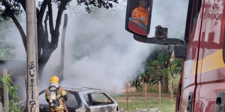 Incêndio a veículo com placas de Formiga é registrado em Iguatama