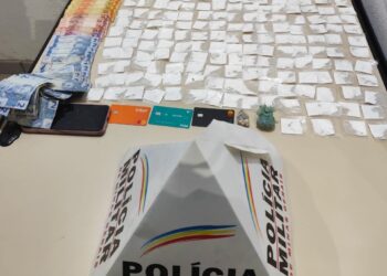Polícia Militar realiza grande apreensão de drogas em Córrego Fundo; casal e quatro homens são presos