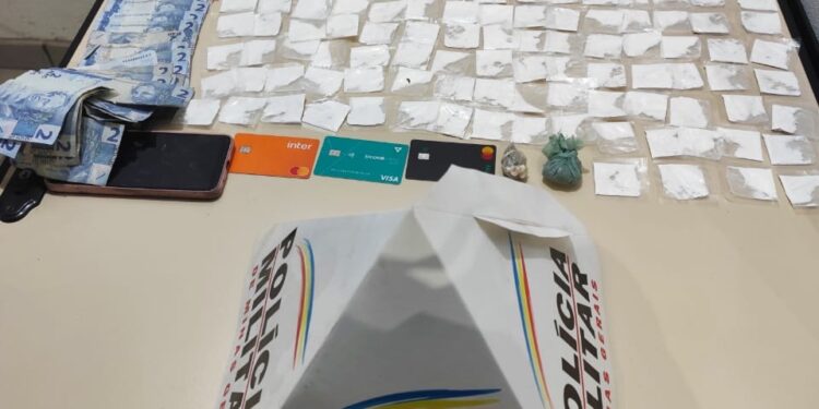 Polícia Militar realiza grande apreensão de drogas em Córrego Fundo; casal e quatro homens são presos