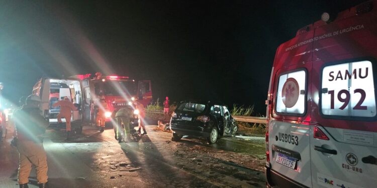 Colisão entre automóvel e carreta deixa cinco feridos na BR-354 em Formiga