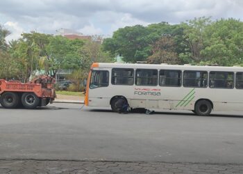 Ônibus do transporte público é guinchado por atraso no licenciamento