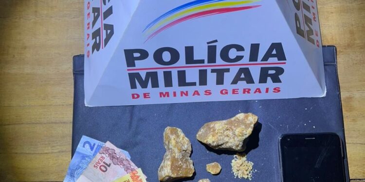 Polícia Militar prende dois suspeitos por tráfico de drogas em Bambuí