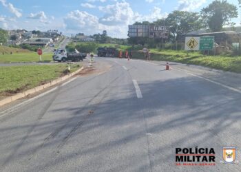 Polícia Rodoviária divulga informações sobre colisão entre caminhonete e caminhão na MG-050, em Formiga