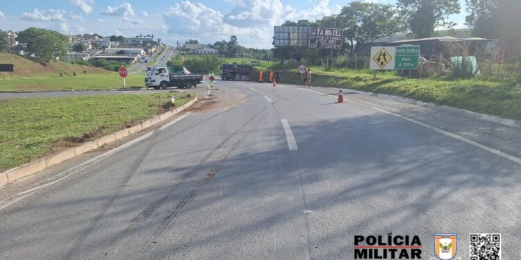 Polícia Rodoviária divulga informações sobre colisão entre caminhonete e caminhão na MG-050, em Formiga