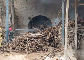 Bombeiros controlam incêndio em calcinação em Córrego Fundo. Veja imagens