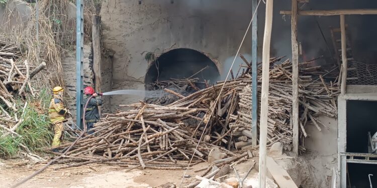Bombeiros controlam incêndio em calcinação em Córrego Fundo. Veja imagens