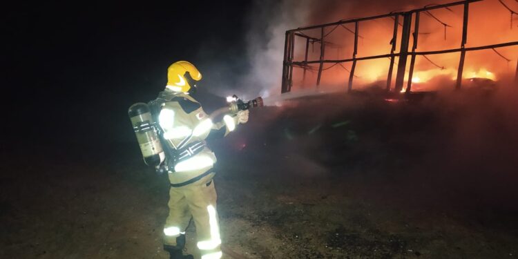 Incêndio destrói carga de café em carreta na BR-354 em Bambuí