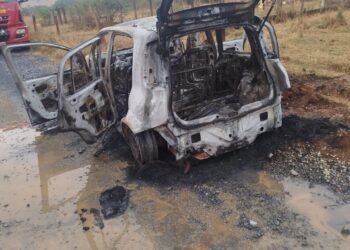 Pains: Bombeiros combatem incêndio em veículo