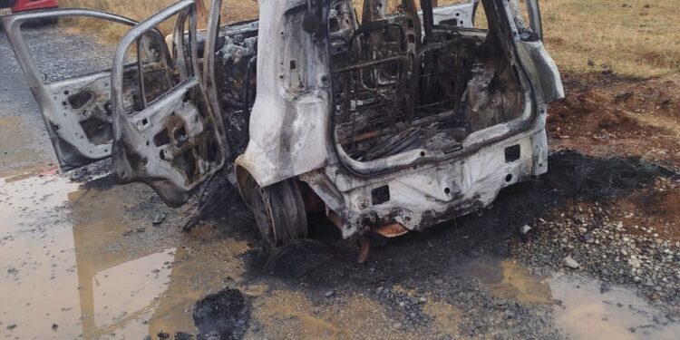 Pains: Bombeiros combatem incêndio em veículo