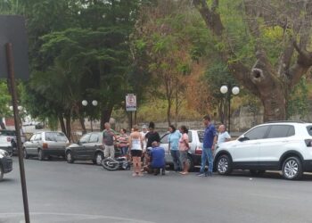 Colisão entre carro e moto é registrada na avenida Rio Branco