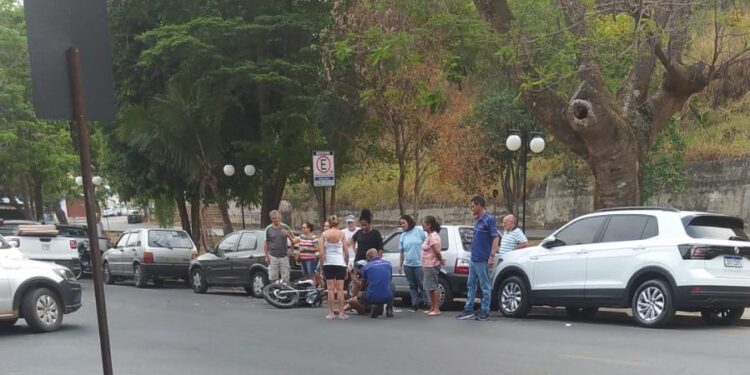 Colisão entre carro e moto é registrada na avenida Rio Branco