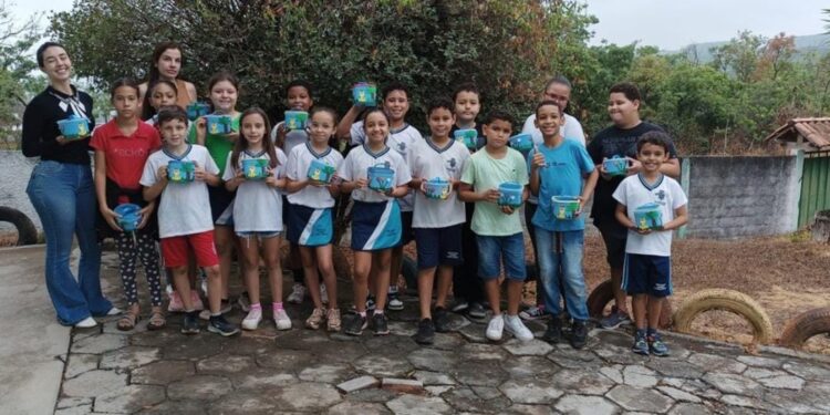 Talentos em cena: Escola Municipal Tereza Maria de Faria Vaz celebra a semana da criança em Córrego Fundo
