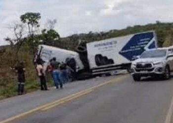 Carreta invade contramão e mata cinco pessoas que estavam em ambulância