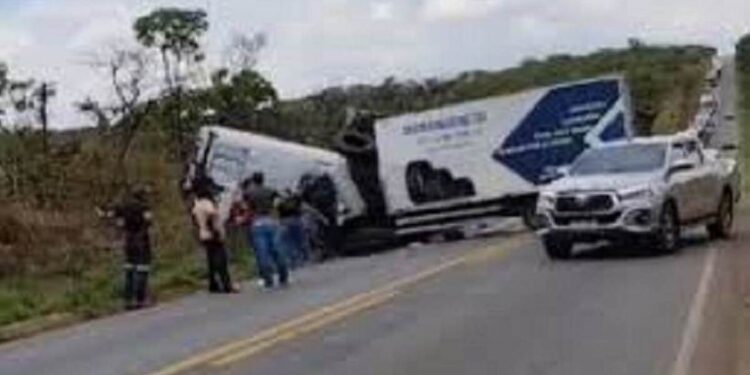 Carreta invade contramão e mata cinco pessoas que estavam em ambulância