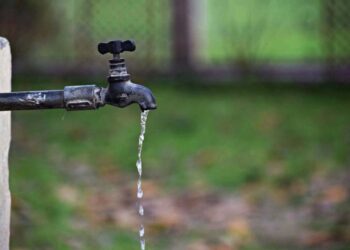 SAAE intensifica fiscalização e aplica multas por desperdício de água.