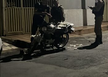 Tiros atingem residências e veículo no bairro Água Vermelha; suspeitos fogem a pé