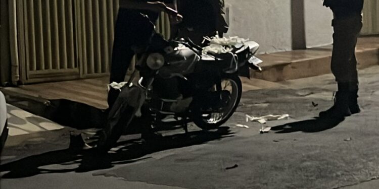 Tiros atingem residências e veículo no bairro Água Vermelha; suspeitos fogem a pé