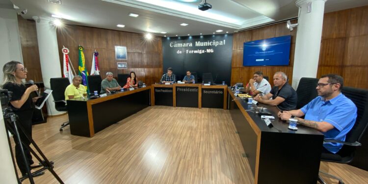 Câmara de Formiga recebe vereadores eleitos para tratar de procedimentos de posse