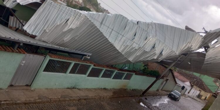 Região: Cobertura metálica de asilo é arrancada durante chuva forte com rajadas de vento