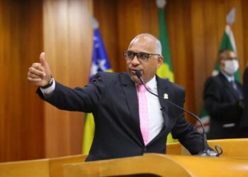 Prefeito demite cerca de 2 mil servidores após perder eleição