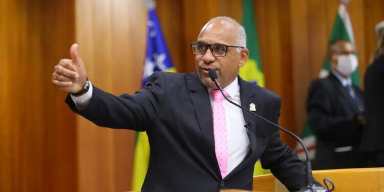 Prefeito demite cerca de 2 mil servidores após perder eleição