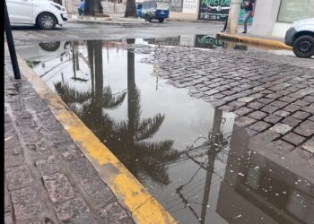 Rua Coronel José Gonçalves D’Amarante volta a ter trecho alagado após chuva