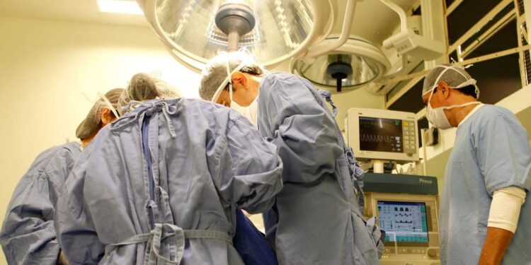 Pacientes transplantados no RJ recebem órgãos infectados com HIV e testam positivo para o vírus