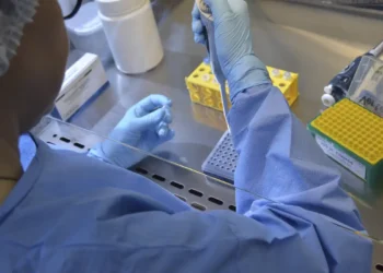 Nova variante do vírus Sars-CoV-2 é identificada em três estados