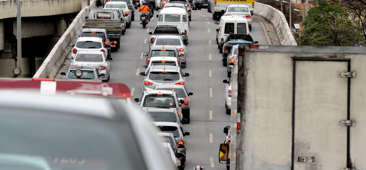 Motoristas que não quitaram o IPVA podem parcelar o pagamento em até 12 vezes