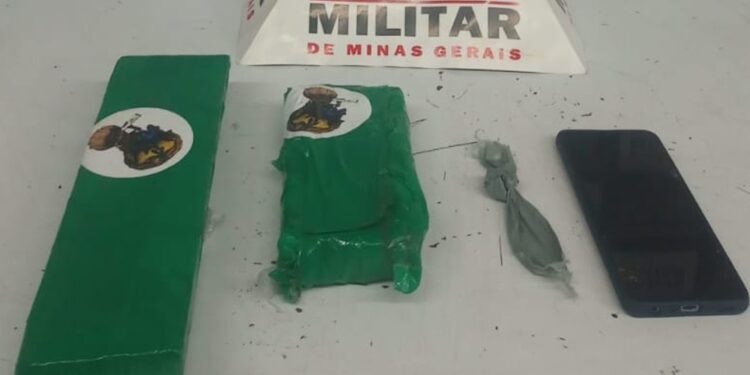 Após agredir a esposa, homem se esconde atrás de fogão na casa da mãe e é preso com drogas em Divinópolis