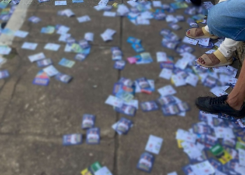 Justiça Eleitoral multa 8 candidatos por santinhos jogados ao chão no interior de Minas