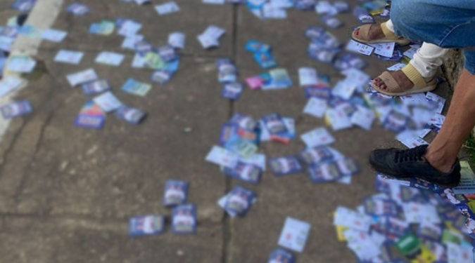 Justiça Eleitoral multa 8 candidatos por santinhos jogados ao chão no interior de Minas