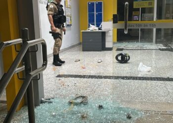 Regional: homem bêbado invade agência bancária quebrando o vidro e furta malote com cheques