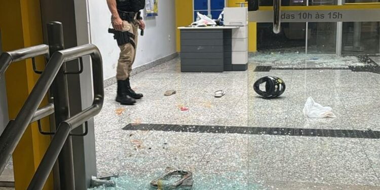 Regional: homem bêbado invade agência bancária quebrando o vidro e furta malote com cheques