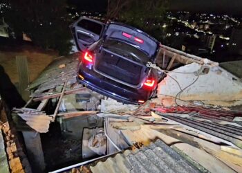 Carro cai em telhado de casa e motorista é preso por embriaguez ao volante em MG