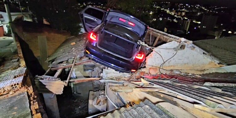 Carro cai em telhado de casa e motorista é preso por embriaguez ao volante em MG