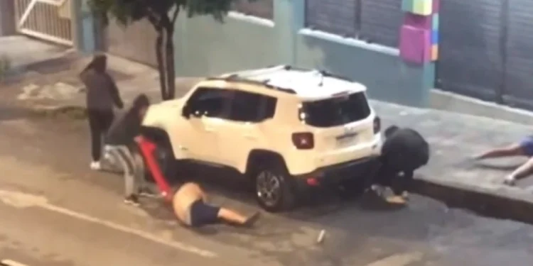 Torcedores do River Plate se envolvem em confronto com atleticanos em Divinópolis antes de semifinal da Libertadores