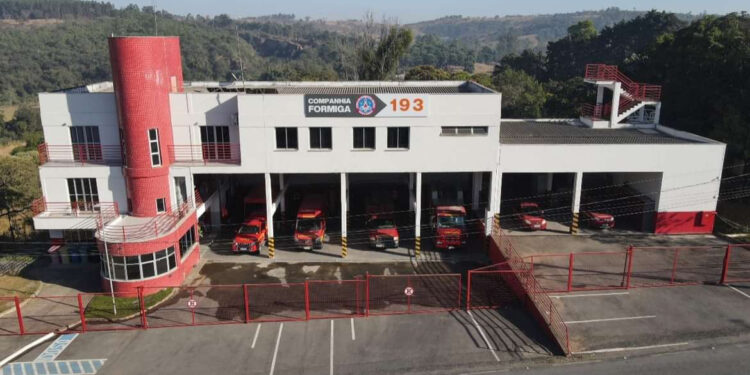 Homem sofre fratura ao ser prensado por tronco durante corte de árvore em Formiga