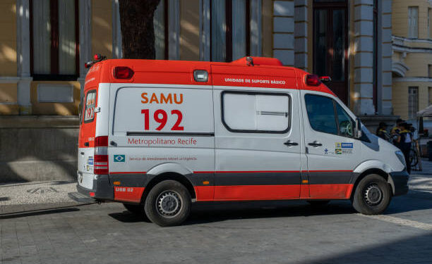 Mulher fica ferida após carro capotar na MG-050, em Formiga