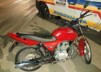Adolescente de 15 anos é flagrado pilotando moto com sinais de identificação adulterados na BR-354, em Arcos