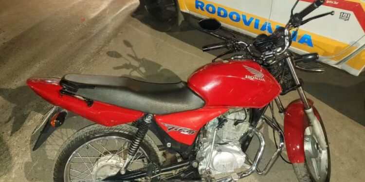 Adolescente de 15 anos é flagrado pilotando moto com sinais de identificação adulterados na BR-354, em Arcos