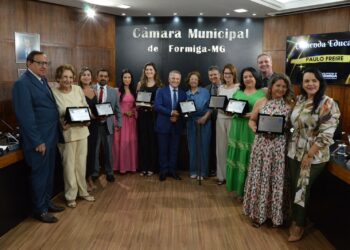 Homenagens, tribuna e aprovações de projetos marcam reunião da Câmara de Formiga
