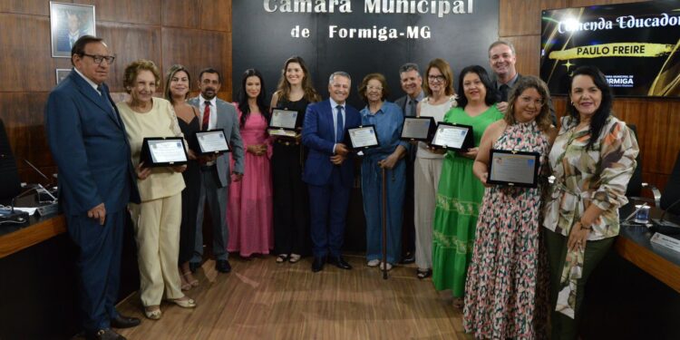 Homenagens, tribuna e aprovações de projetos marcam reunião da Câmara de Formiga