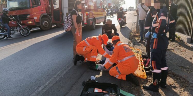 Colisão entre carro e moto deixa motociclista ferido na Avenida Brasil, em Formiga