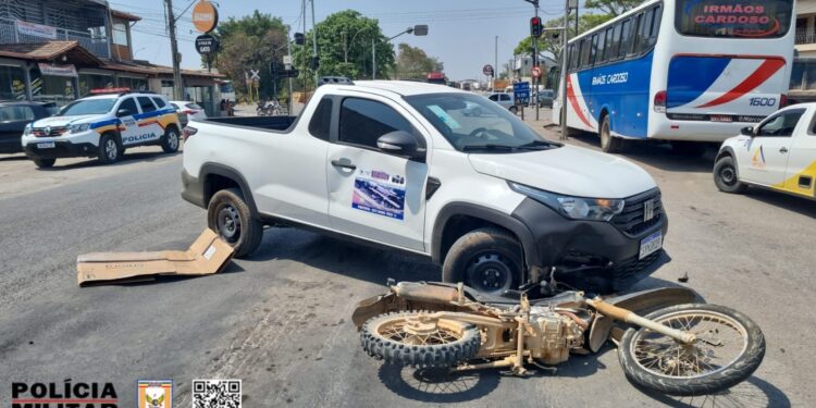 Colisão transversal na BR-354, em Arcos, deixa uma vítima com ferimentos leves