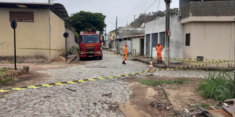 Bombeiros isolam área após rompimento de cabo de alta tensão em Formiga