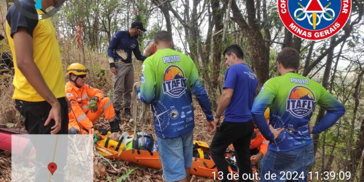 Piloto de parapente sofre acidente em área de mata fechada de Itapecerica